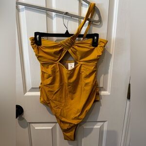 One-shoulder one-piece bathing suit